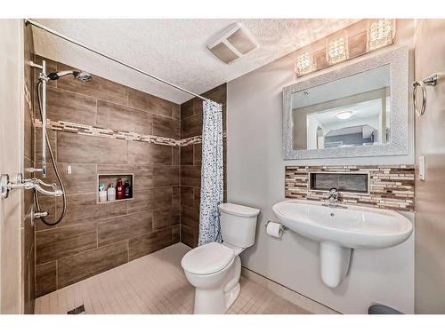 313-6315 Ranchview Drive Nw, Calgary, AB - Indoor Photo Showing Bathroom