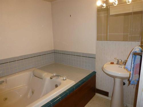 2423 39 Street Se, Calgary, AB - Indoor Photo Showing Bathroom