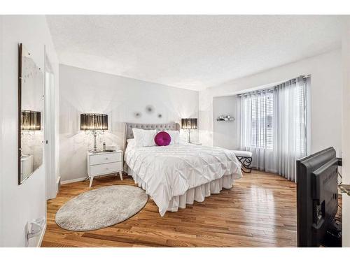 54 Rivercrest Villas Se, Calgary, AB - Indoor Photo Showing Bedroom