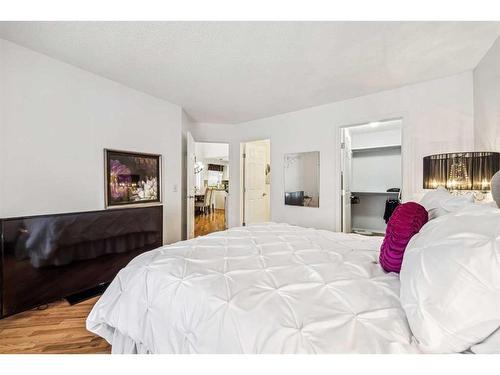 54 Rivercrest Villas Se, Calgary, AB - Indoor Photo Showing Bedroom