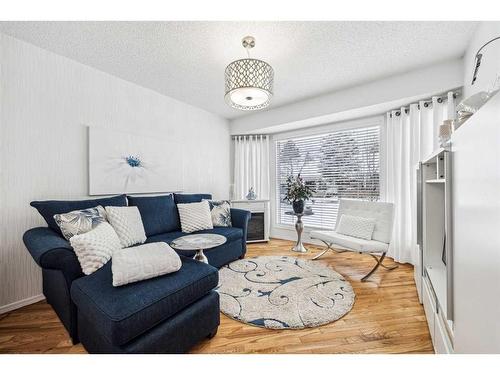 54 Rivercrest Villas Se, Calgary, AB - Indoor Photo Showing Living Room