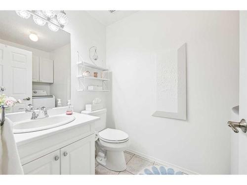 54 Rivercrest Villas Se, Calgary, AB - Indoor Photo Showing Bathroom