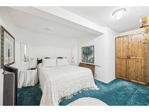 54 Rivercrest Villas Se, Calgary, AB - Indoor Photo Showing Bedroom