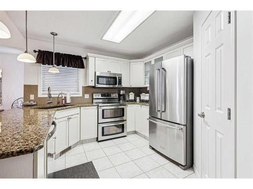 54 Rivercrest Villas Se, Calgary, AB - Indoor Photo Showing Kitchen