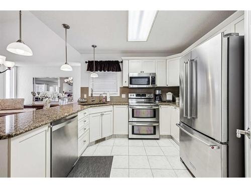 54 Rivercrest Villas Se, Calgary, AB - Indoor Photo Showing Kitchen With Upgraded Kitchen