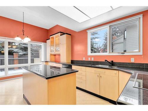 5-35 Oakmount Court Sw, Calgary, AB - Indoor Photo Showing Kitchen