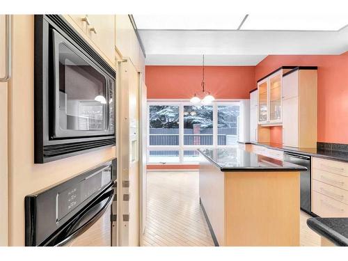 5-35 Oakmount Court Sw, Calgary, AB - Indoor Photo Showing Kitchen