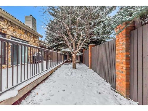 5-35 Oakmount Court Sw, Calgary, AB - Outdoor