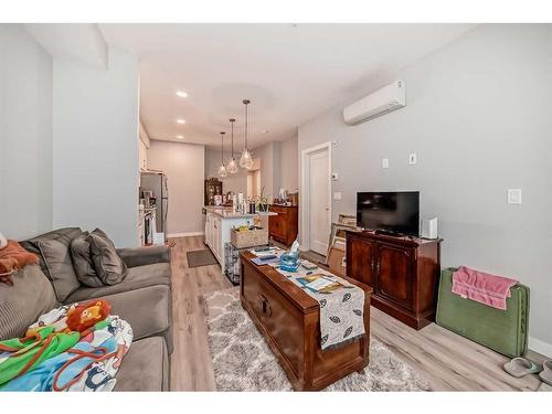 112-150 Shawnee Square Sw, Calgary, AB - Indoor Photo Showing Living Room