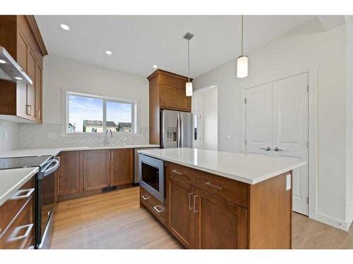 722 Bayview Hill Sw, Airdrie, AB - Indoor Photo Showing Kitchen With Upgraded Kitchen