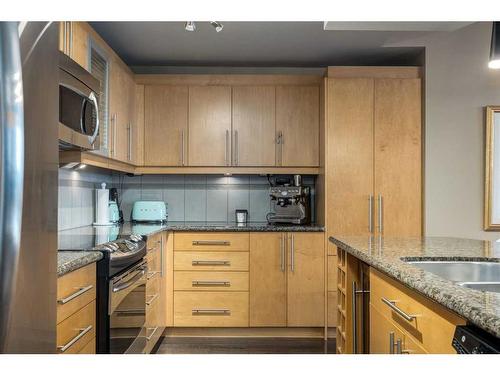 1603-817 15 Avenue Sw, Calgary, AB - Indoor Photo Showing Kitchen