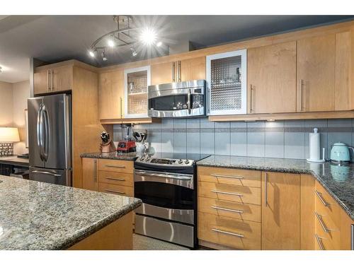 1603-817 15 Avenue Sw, Calgary, AB - Indoor Photo Showing Kitchen With Stainless Steel Kitchen