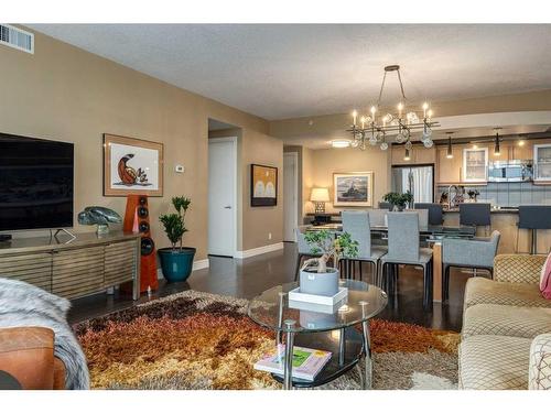 1603-817 15 Avenue Sw, Calgary, AB - Indoor Photo Showing Living Room