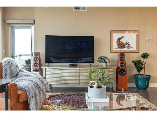 1603-817 15 Avenue Sw, Calgary, AB - Indoor Photo Showing Living Room