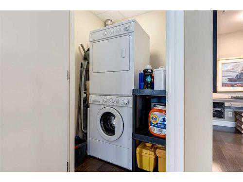 1603-817 15 Avenue Sw, Calgary, AB - Indoor Photo Showing Laundry Room