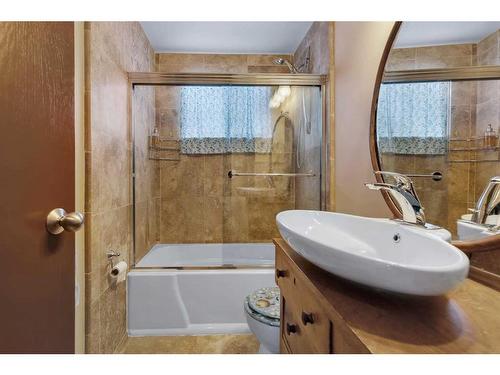 4431 21 Avenue Nw, Calgary, AB - Indoor Photo Showing Bathroom