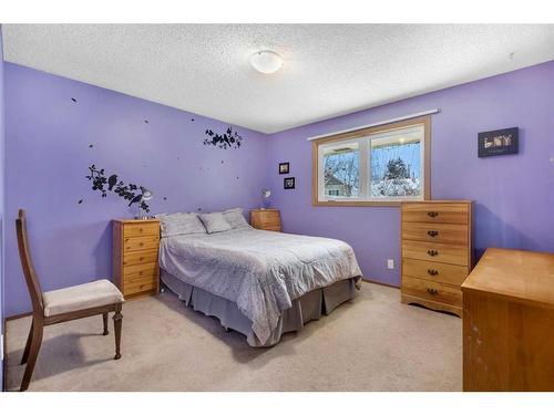 4431 21 Avenue Nw, Calgary, AB - Indoor Photo Showing Bedroom