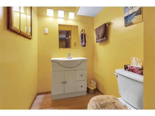 4431 21 Avenue Nw, Calgary, AB - Indoor Photo Showing Bathroom