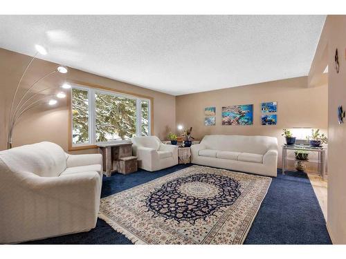 4431 21 Avenue Nw, Calgary, AB - Indoor Photo Showing Living Room