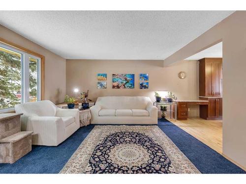 4431 21 Avenue Nw, Calgary, AB - Indoor Photo Showing Living Room