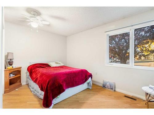 2828 Dovely Park Se, Calgary, AB - Indoor Photo Showing Bedroom