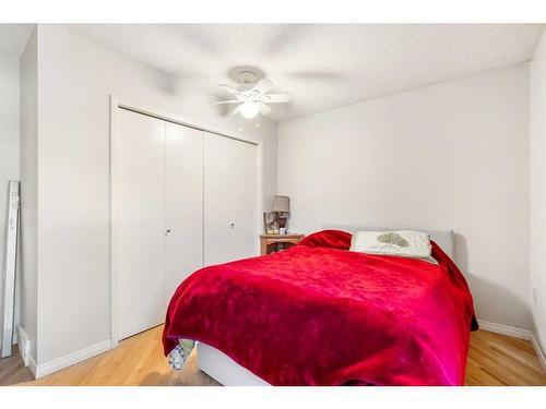 2828 Dovely Park Se, Calgary, AB - Indoor Photo Showing Bedroom