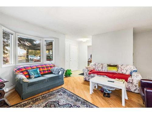 2828 Dovely Park Se, Calgary, AB - Indoor Photo Showing Living Room