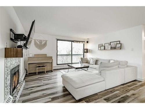 402-537 14 Avenue Sw, Calgary, AB - Indoor Photo Showing Living Room With Fireplace