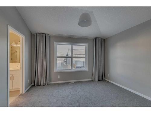 180 Magnolia Terrace Se, Calgary, AB - Indoor Photo Showing Other Room