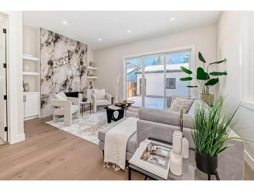 2812A 40 Street Sw, Calgary, AB - Indoor Photo Showing Living Room