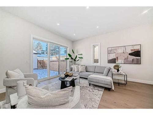 2812A 40 Street Sw, Calgary, AB - Indoor Photo Showing Living Room