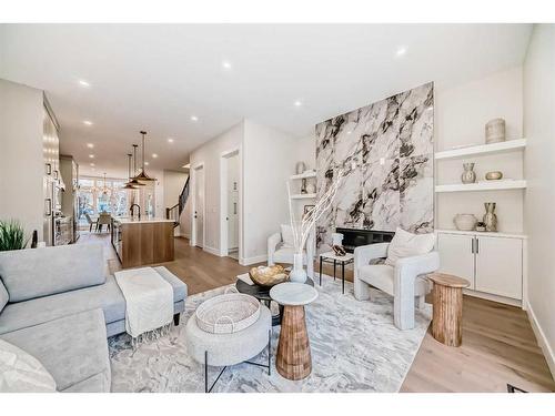 2812A 40 Street Sw, Calgary, AB - Indoor Photo Showing Living Room