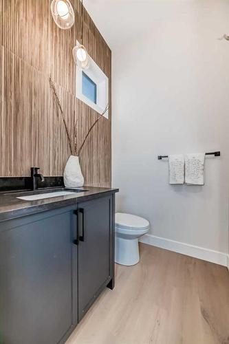 2812A 40 Street Sw, Calgary, AB - Indoor Photo Showing Bathroom