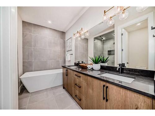 2812A 40 Street Sw, Calgary, AB - Indoor Photo Showing Bathroom