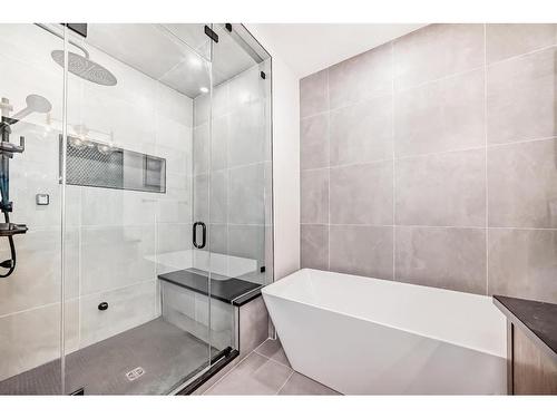 2812A 40 Street Sw, Calgary, AB - Indoor Photo Showing Bathroom