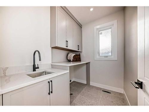 2812A 40 Street Sw, Calgary, AB - Indoor Photo Showing Kitchen