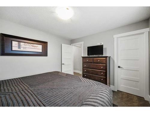 201 Stonemere Bay, Chestermere, AB - Indoor Photo Showing Bedroom