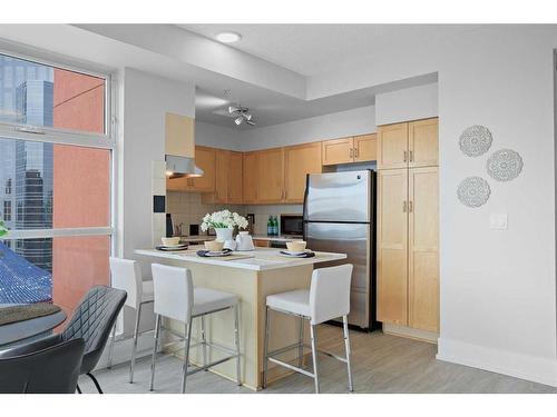 908-205 Riverfront Avenue Sw, Calgary, AB - Indoor Photo Showing Kitchen