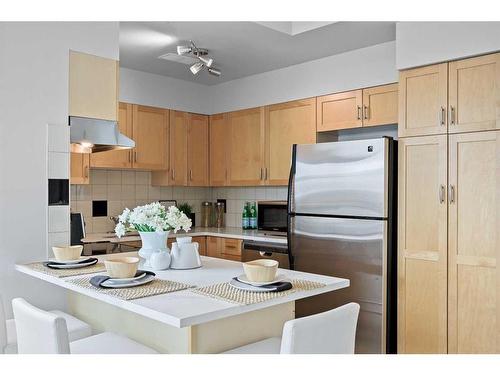 908-205 Riverfront Avenue Sw, Calgary, AB - Indoor Photo Showing Kitchen