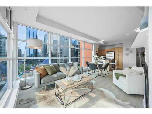 908-205 Riverfront Avenue Sw, Calgary, AB - Indoor Photo Showing Living Room