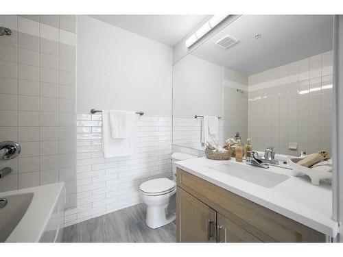 908-205 Riverfront Avenue Sw, Calgary, AB - Indoor Photo Showing Bathroom