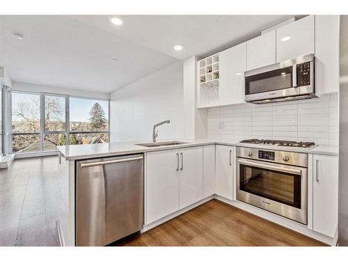 406-301 10 Street Nw, Calgary, AB - Indoor Photo Showing Kitchen With Stainless Steel Kitchen With Double Sink With Upgraded Kitchen