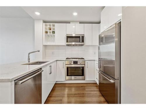 406-301 10 Street Nw, Calgary, AB - Indoor Photo Showing Kitchen With Stainless Steel Kitchen With Double Sink With Upgraded Kitchen