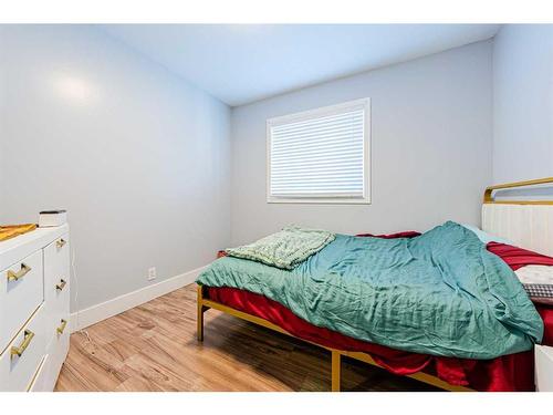 30 Hidden Crescent Nw, Calgary, AB - Indoor Photo Showing Bedroom