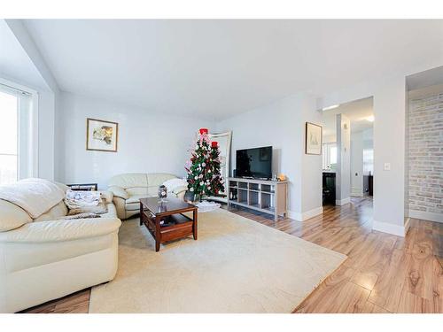 30 Hidden Crescent Nw, Calgary, AB - Indoor Photo Showing Living Room