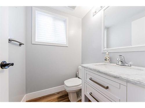 30 Hidden Crescent Nw, Calgary, AB - Indoor Photo Showing Bathroom