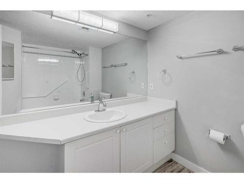 309-2309 Sienna Park Green Sw, Calgary, AB - Indoor Photo Showing Bathroom