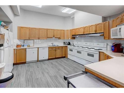 309-2309 Sienna Park Green Sw, Calgary, AB - Indoor Photo Showing Kitchen