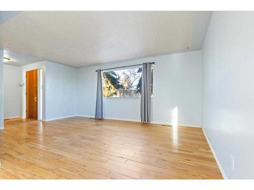 4311 Greenview Drive Ne, Calgary, AB - Indoor Photo Showing Other Room