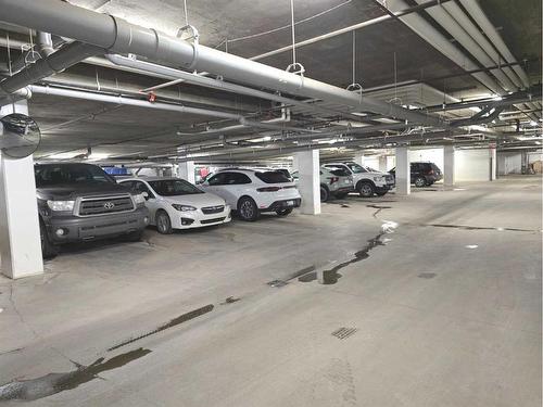 108-1005A Westmount Drive, Strathmore, AB - Indoor Photo Showing Garage